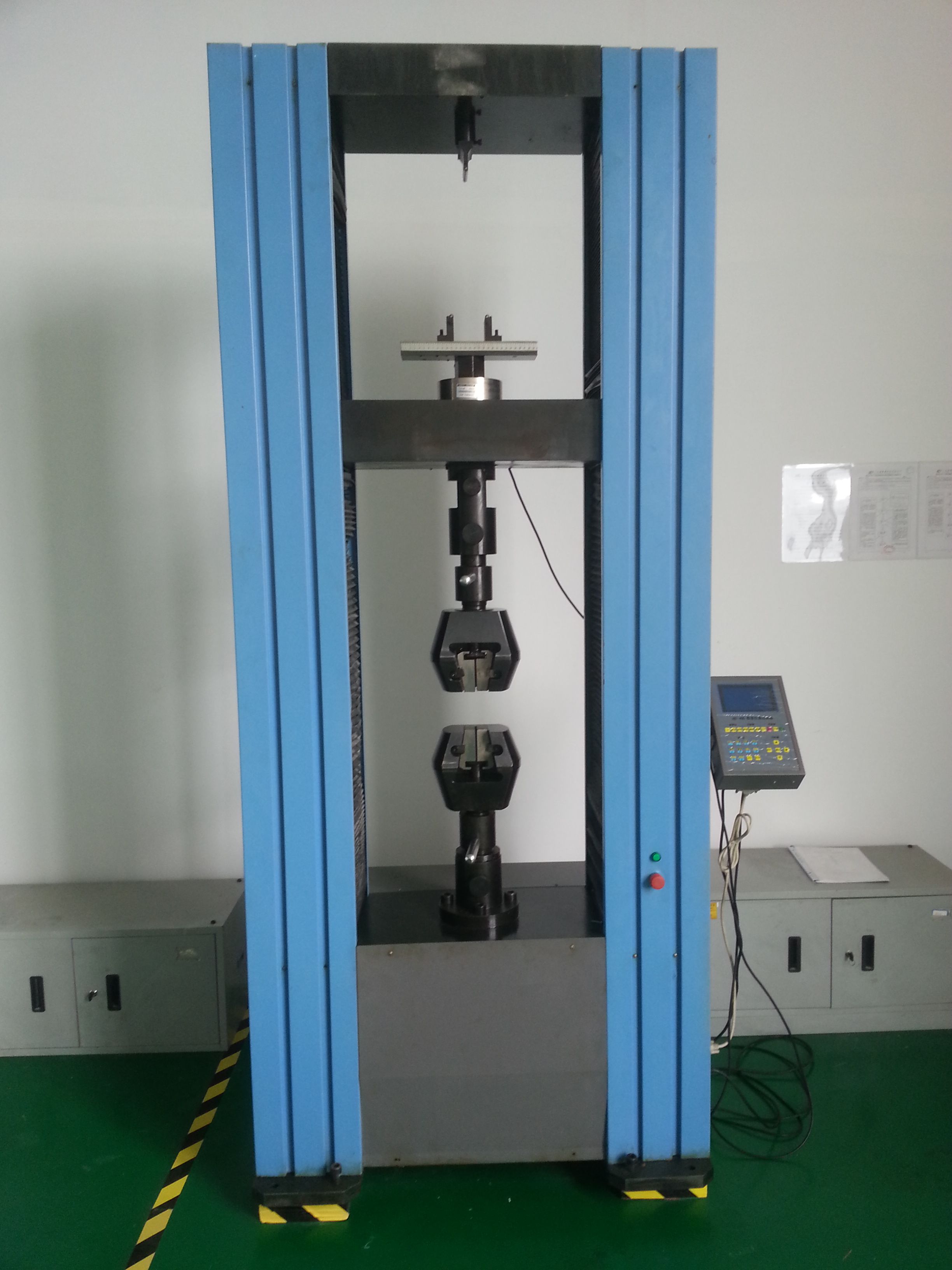 Universal material testing machine